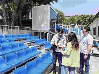 Khách hàng của Mexico đã đến thăm nhà máy, người quản lý bán hàng đã giới thi...