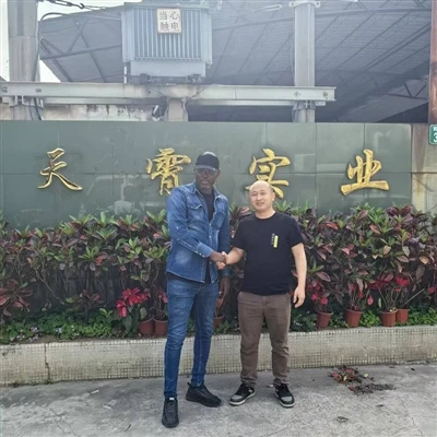 Một khách hàng từ Côte D'Ivoire đã đến thăm nhà máy